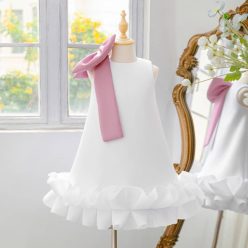   Rochita Cristina alba cu funda mare roz pe umar croi lejer lungime medie